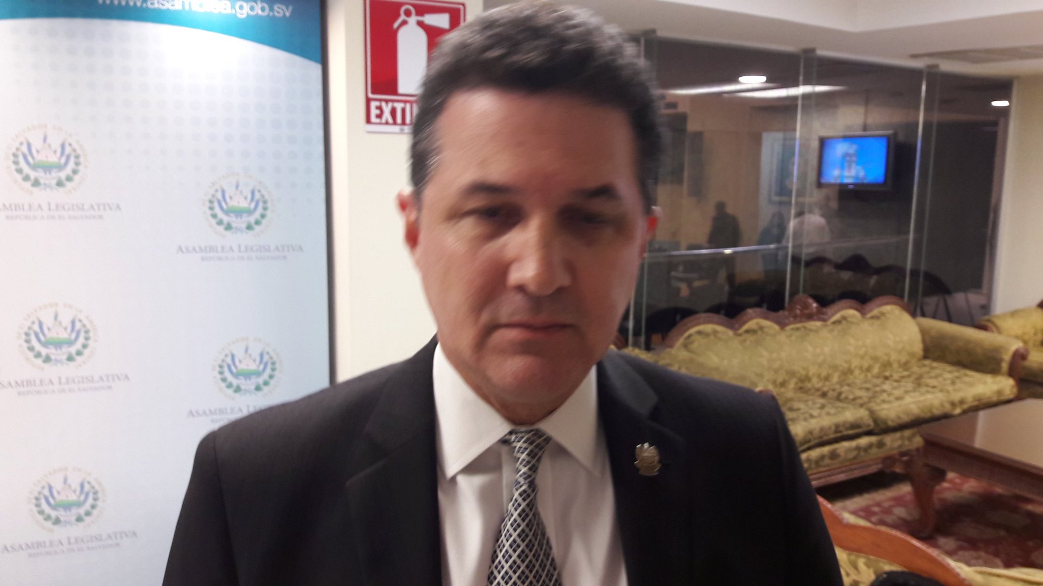 Juan Valiente, socio de Javier Simán, en la comisión financiera, legislando a favor de su empresa juan-valiente-socio-de-javier-siman-en-la-comision-financiera-legislando-a-favor-de-su-empresa
